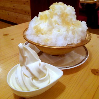かき氷　白桃＆ソフト・練乳(コメダ珈琲店　水沢台町店)