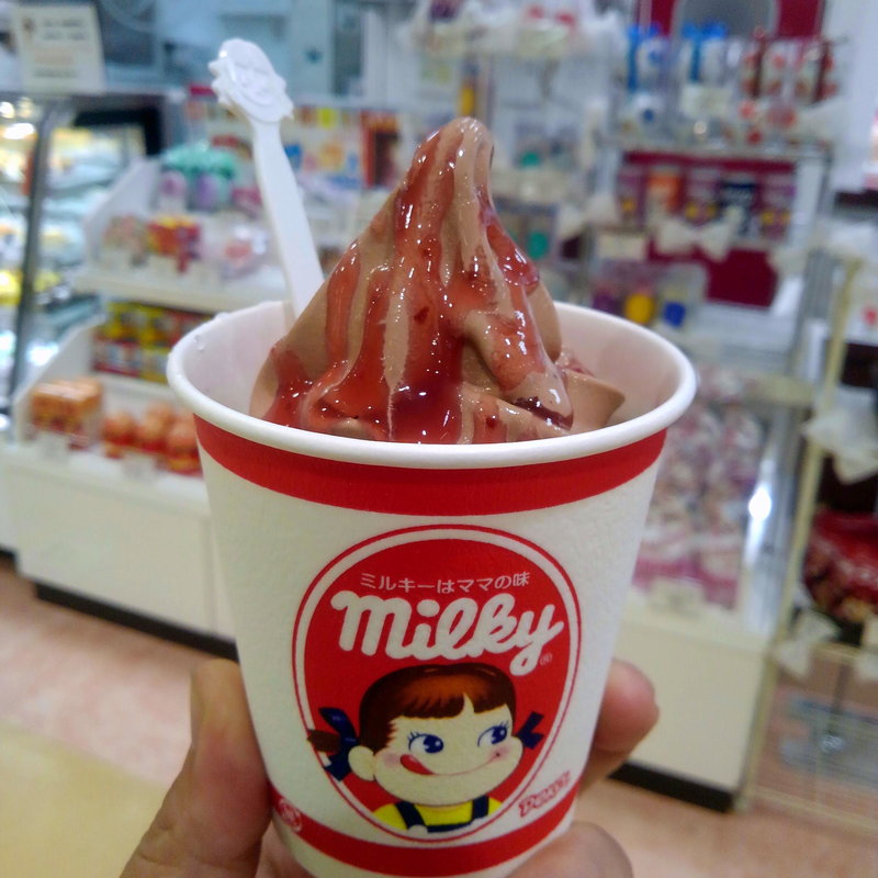 チョコレートソフト＆ストロベリーソース(不二家 コープアテルイ店)