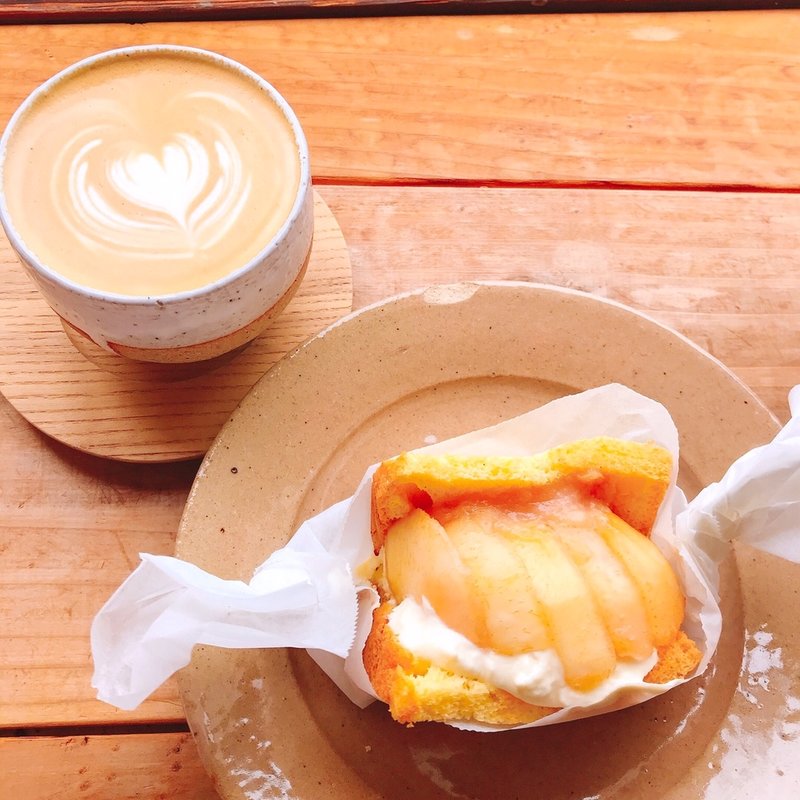 桃のシフォンサンドウィッチ(アキト コーヒー （AKITO COFFEE）)