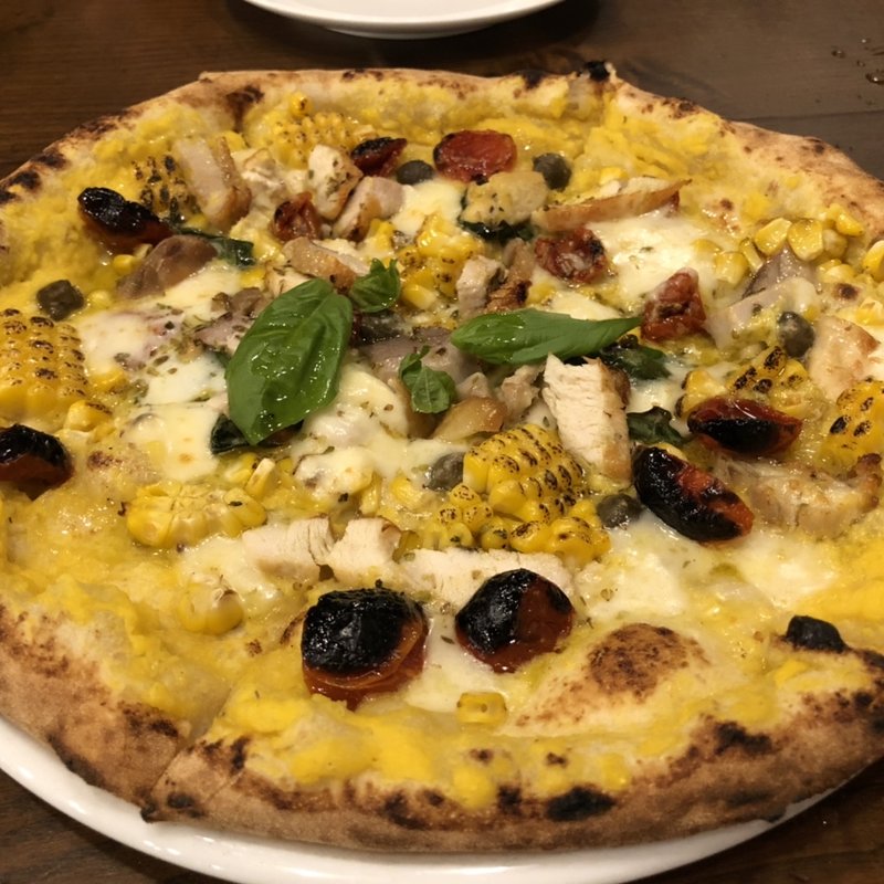 久米島赤鶏とトウモロコシのピザ(ピッツェリア・パドリーノ・デル・ショーザン （PIZZERIA PADRINO DEL SHOZAN）)