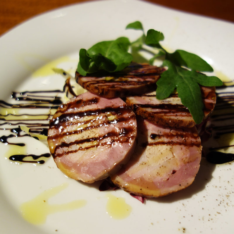 鴨胸肉とフォアグラのガランティーヌ　バルサミコのソース(ビストロ&ワインバー Cookin'（クッキン）)