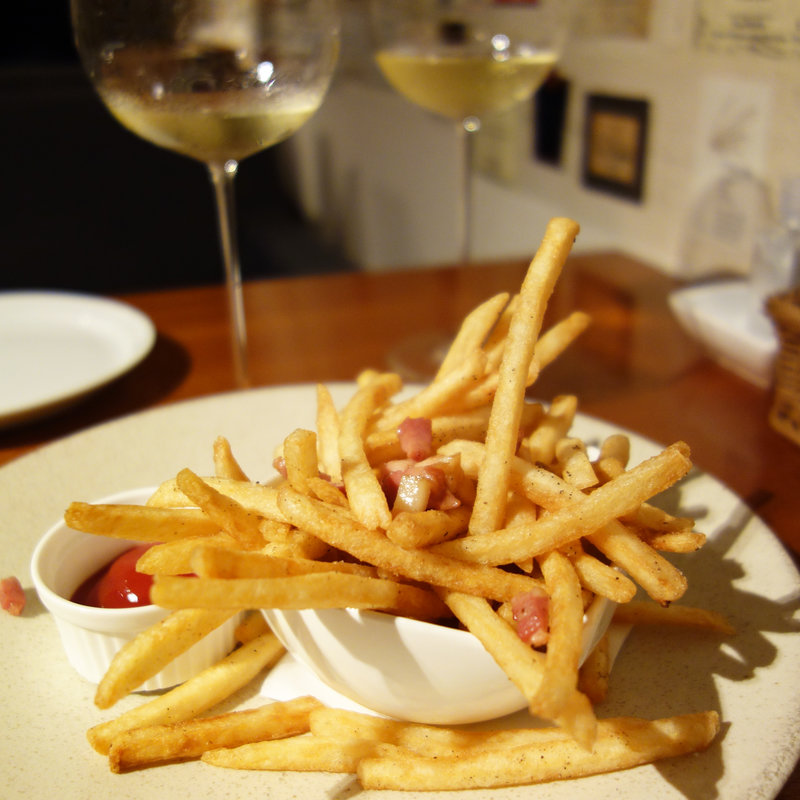 カリッと揚げたフライドポテトとベーコン(ビストロ&ワインバー Cookin'（クッキン）)