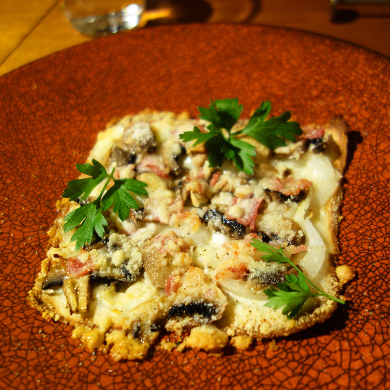 パンチェッタとマッシュルームのタルトフランベ(ビストロ&ワインバー Cookin'（クッキン）)