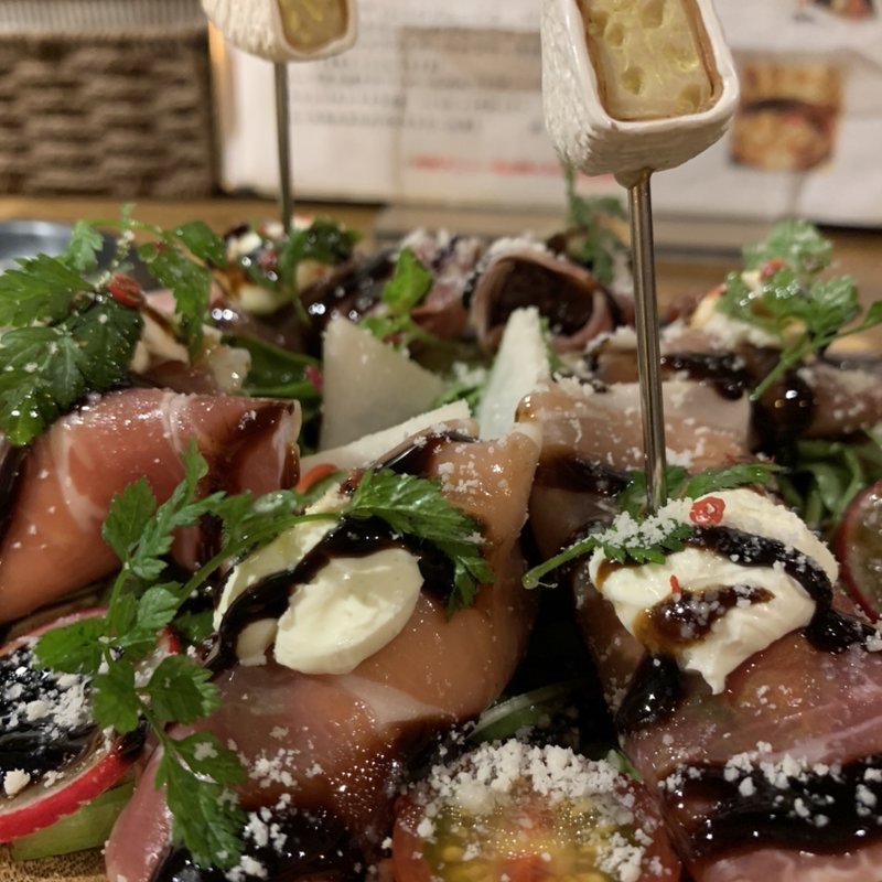 イチジクの赤ワイン煮とマスカルポーネの生ハム包み(チーズ家 en。)