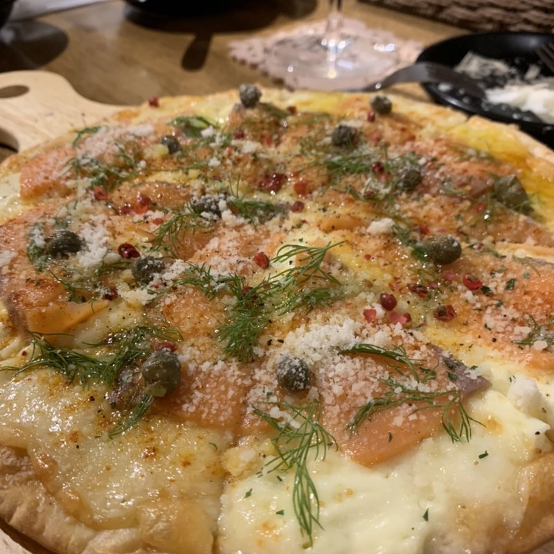 マスカルポーネとサーモンのピザ(チーズ家 en。)