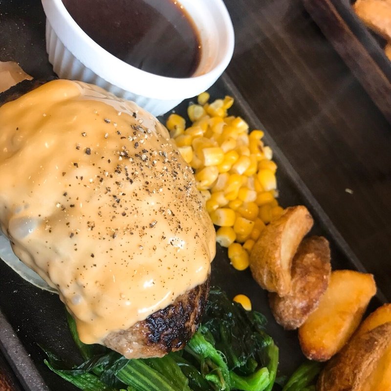 鉄板焼き　ハンバーグ　チーズトッピング(鉄板焼きレストラン　tobachi)