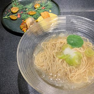 限定 シャインマスカットの冷製塩そば　鰻料理を添えて(Japanese Soba Noodles 蔦)