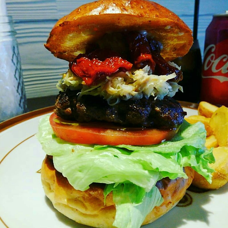 ドライトマトと揚げにんにくのスタミナバーガー(だるま珈琲)