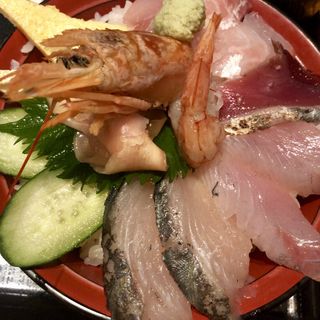 海鮮丼(朝獲れ鮮魚　魚鮮水産 五反田西口店 )