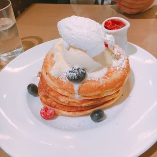 ベリーとクリームチーズのパンケーキ(カフェ＆ブックス ビブリオテーク 福岡・天神（café & books bibliothèque Fukuoka Tenjin）)