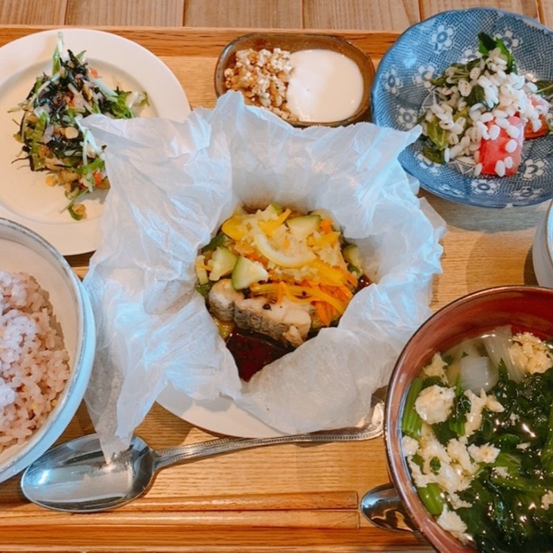 太刀魚と夏野菜の紙包み豆豉蒸し＋生姜と桂皮の焙じ茶(Arkhē apothecary & kitchen)