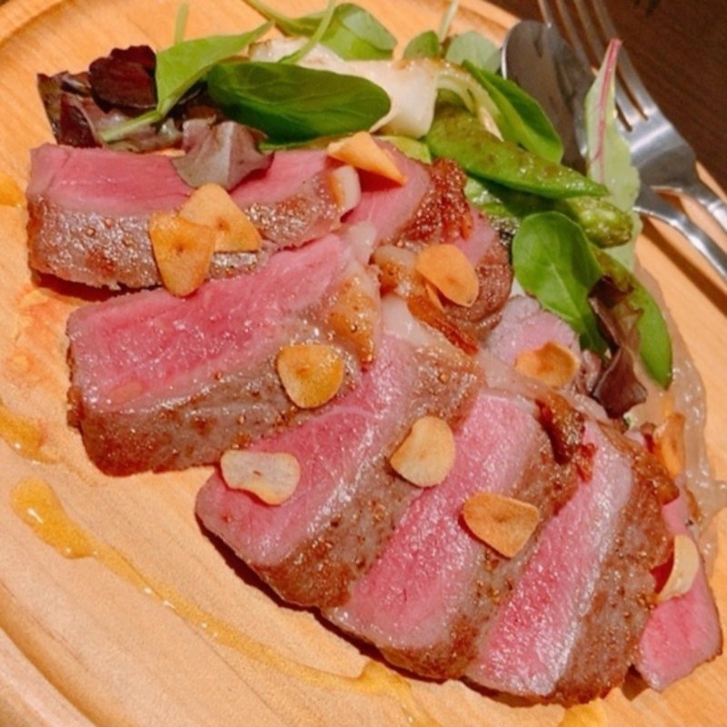 雪室熟成牛サーロインステーキ　アンチョビガーリックソース(taverna meta)