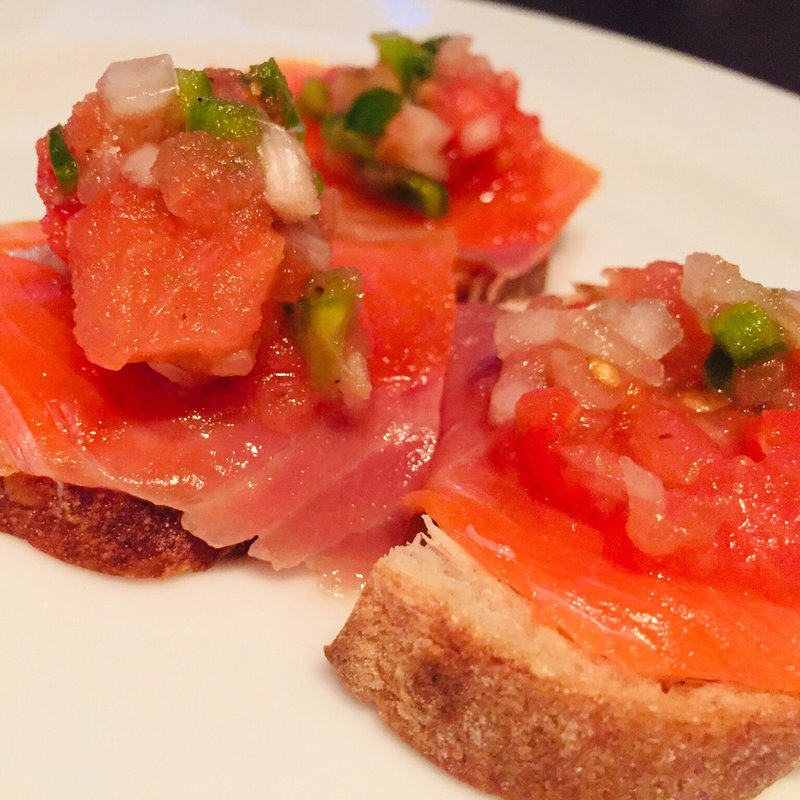 自家製スモークサーモンのカナッペ(グリルダイナー )