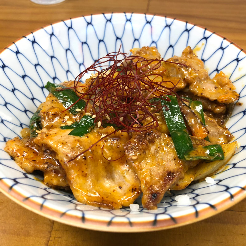 J君の豚肉ピリ辛胡麻ダレ焼肉丼(ラーメン専科 竹末食堂)