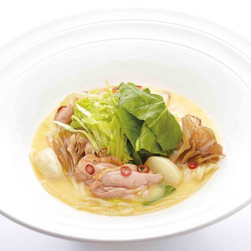 バタークリーム仕立て 桜姫鶏とたっぷり野菜のおうどん(つるとんたん TOP CHEFS)