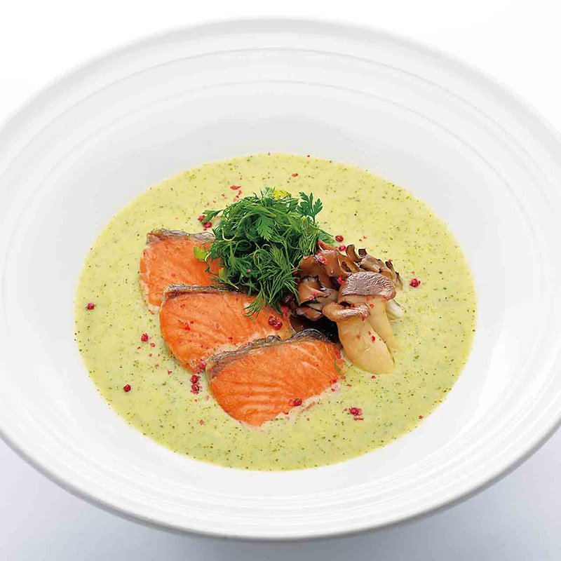 サーモンバジルクリームのおうどん(つるとんたん TOP CHEFS)