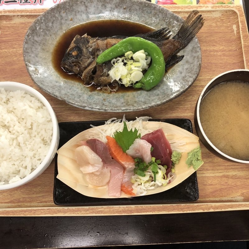 本日の日替りメニュー メバル煮付けとお刺身定食(魚豊　人形町店)