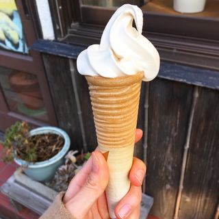 スモークしょうゆソフトクリーム(北鎌倉燻製工房)