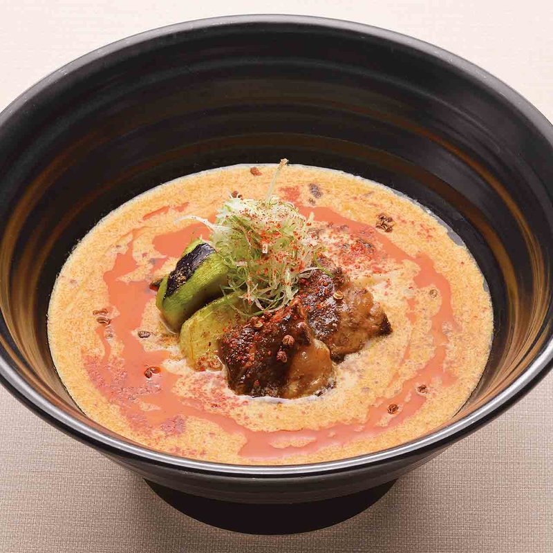 柔らか煮豚と丸茄子 担々麺のおうどん(麺匠の心つくし つるとんたん 宗右衛門町店)