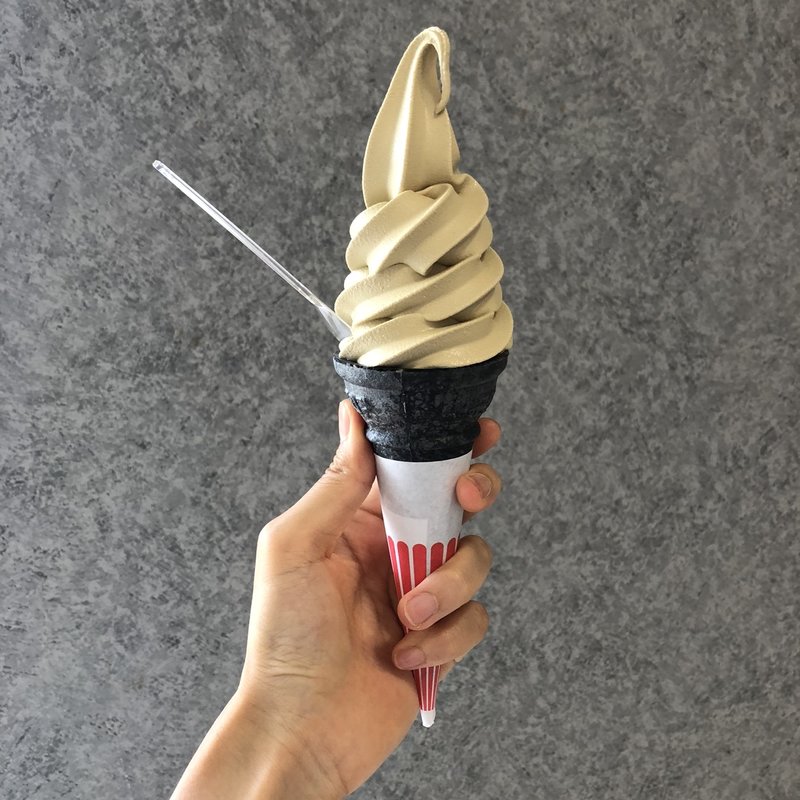 ほうじ茶ソフトクリーム（竹炭ゴマコーン）(東毛酪農63℃)