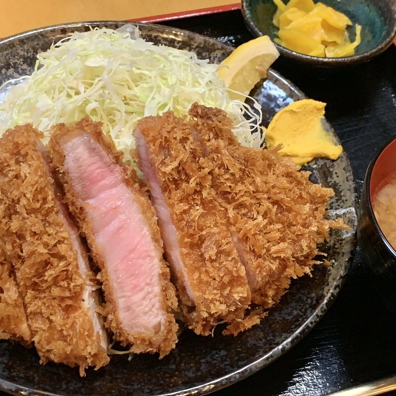 嬉嬉豚熟成肉ねむるぶたおふトンロースとんかつ定食(嬉嬉豚とんかつ 君に揚げる)