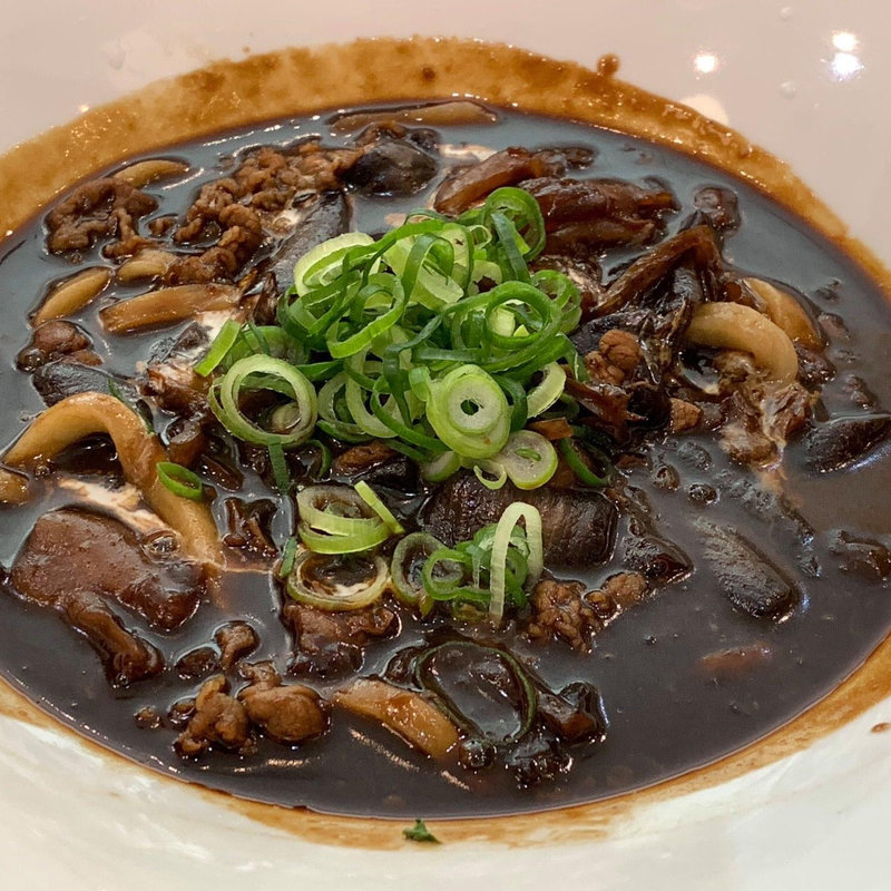 牛肉の黒カレーうどん(あんぷく )