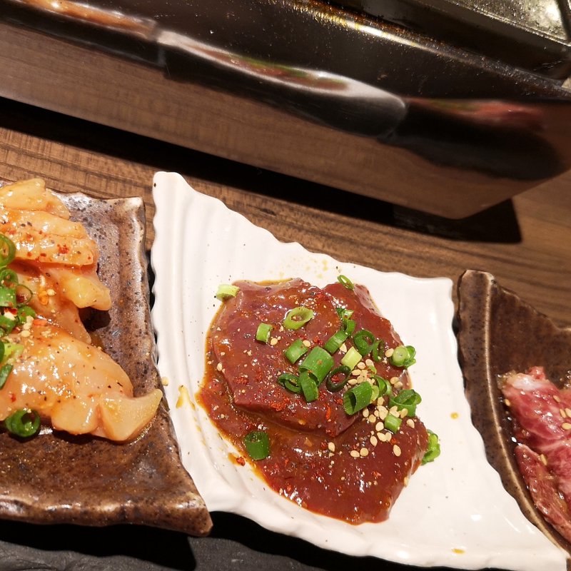 和牛ホルモン3種盛り(白か黒)