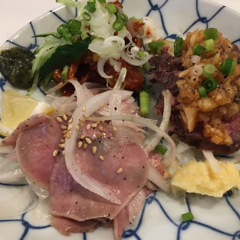 牛タンもつ三種盛り(まんてんプロ)