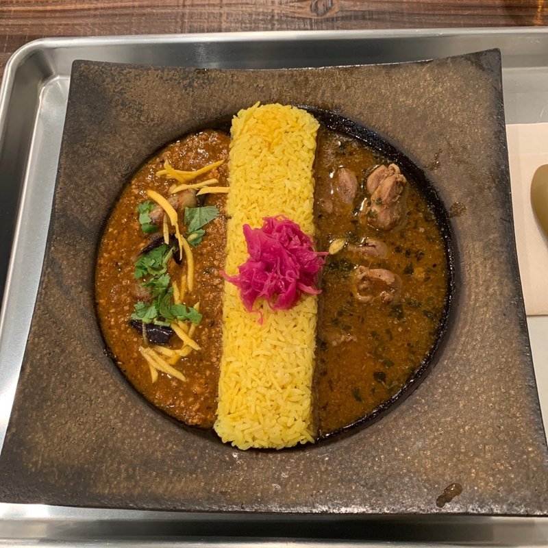 チキンカレーとキーマカレー(ピワン （piwang）)