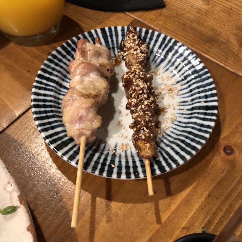 せせりと皮たれ(焼鳥 赫色)