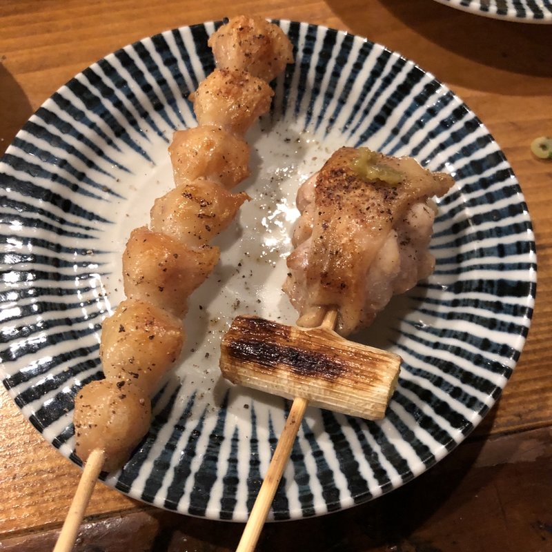 ぼんじりとねぎま(焼鳥 赫色)