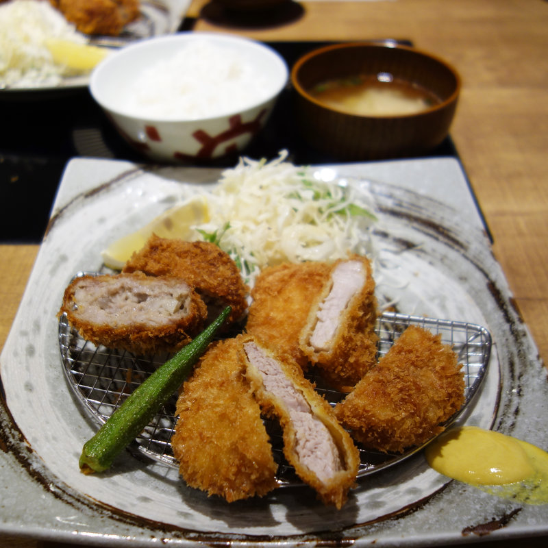 仔豚ちゃん定食(三匹の黒豚)