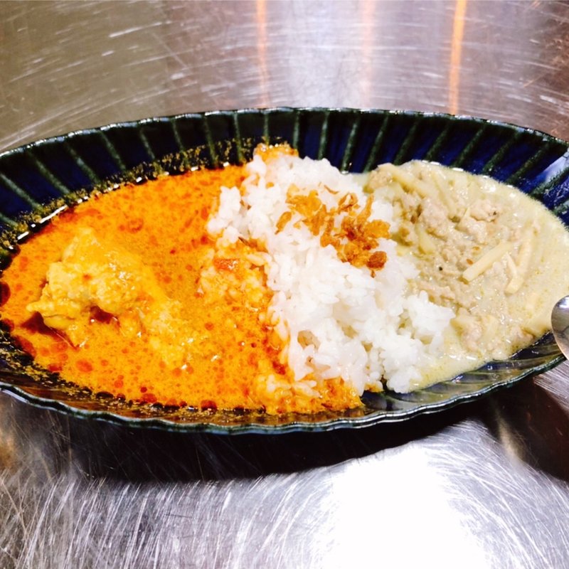 2色のカレー(喫茶 紬)