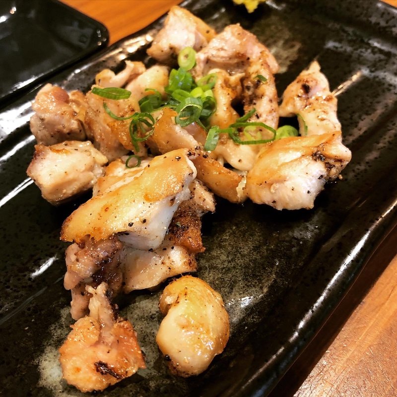 鶏もも焼き(鉄板居処 まえかわ)