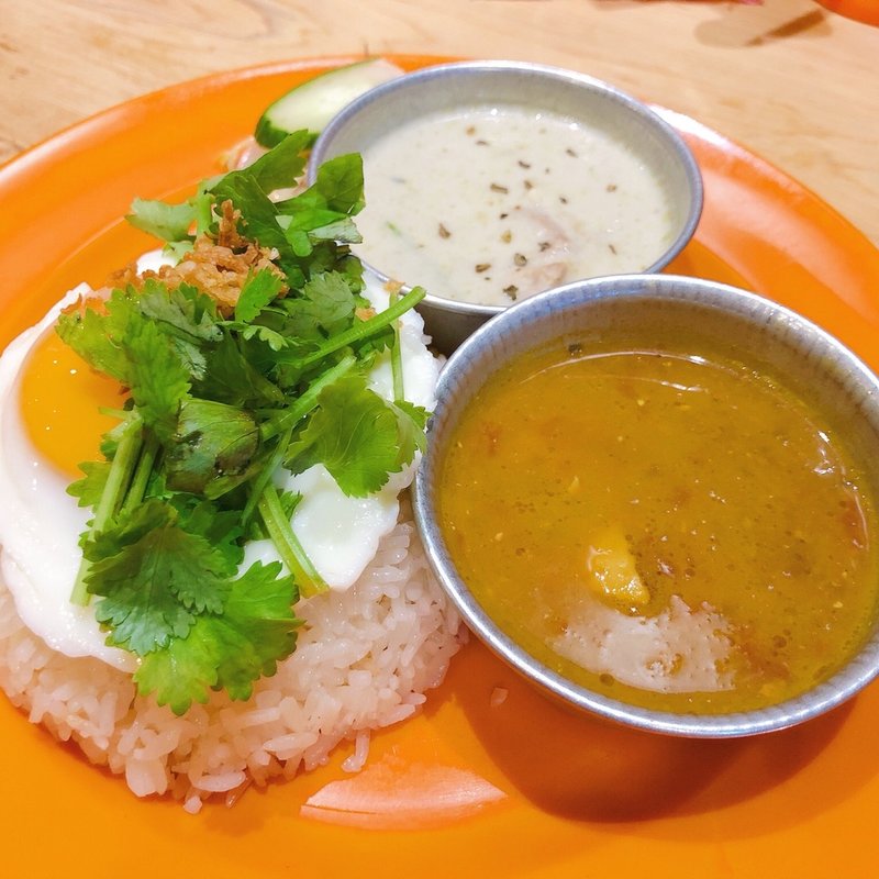 チキンカリー＆グリーンカリー2種盛（目玉焼き、パクチートッピング）(ちりばり )