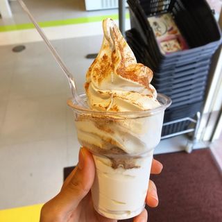 黒糖ソフトクリーム(カルビープラス 沖縄国際通り店 （Calbee+）)