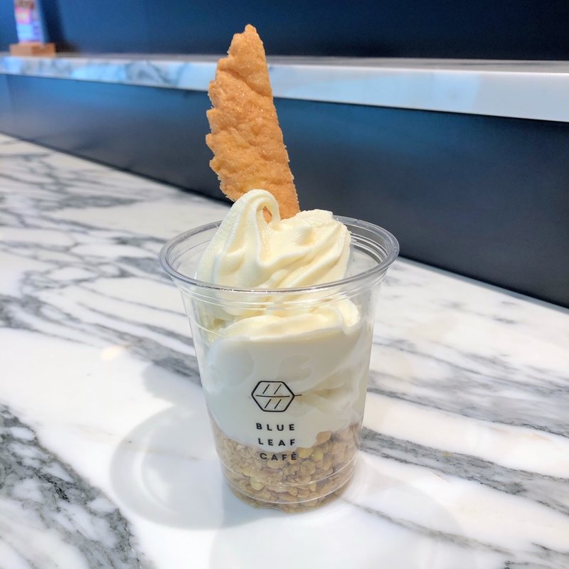 なかほら牧場ソフトクリーム　2種のベリーパフェ(BLUE LEAF CAFÉ ブルーリーフカフェ)