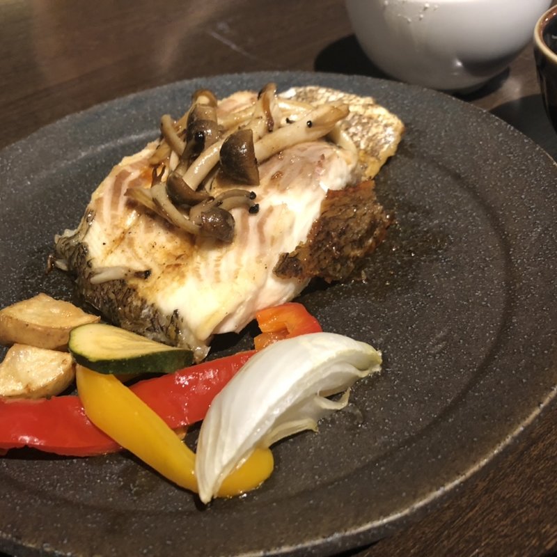 瀬戸内産　鯛のオーブン焼き(金次郎カフェ)