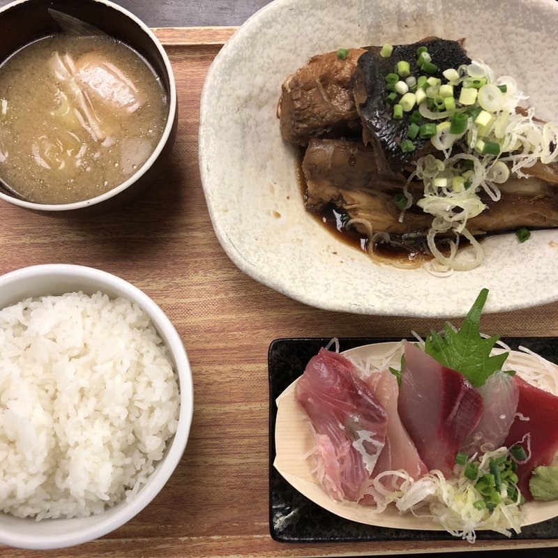 本日の日替りメニュー ぶりカマ煮付とお刺身定食(魚豊　人形町店)