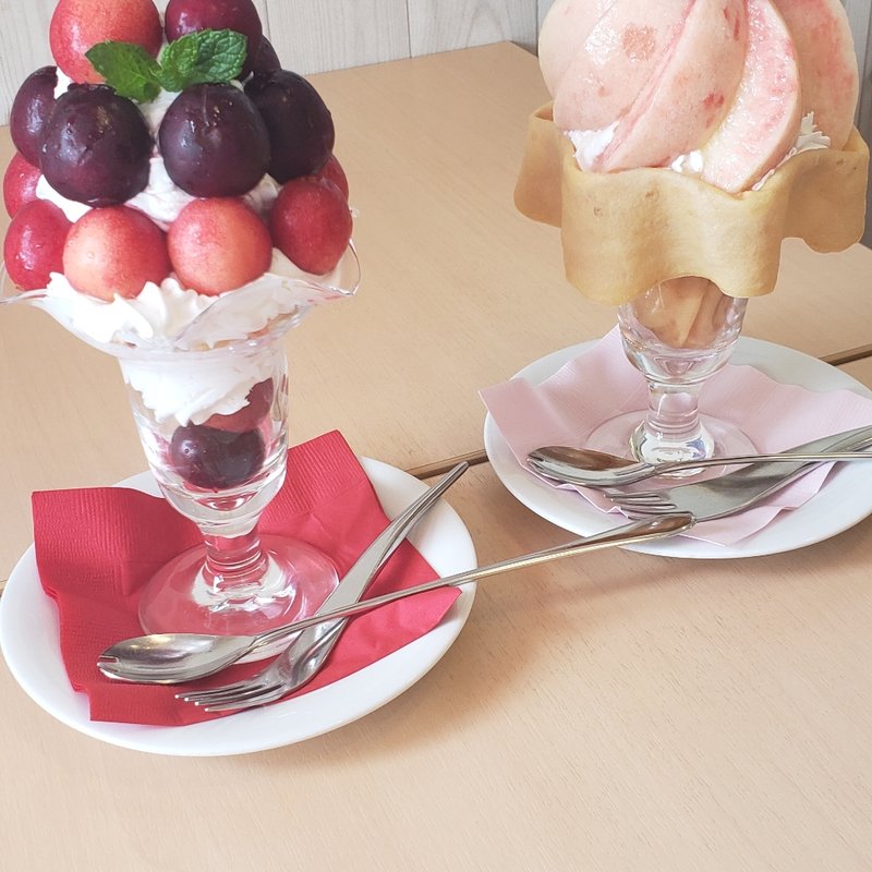 チェリーパフェ　桃パフェ(ﾊﾟﾌｪとｸﾚｰﾌﾟのお店 ぶどうの木)