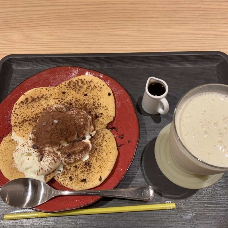 ティラミスパンケーキとバナナジュース(ティラミス専門店L IBARE)