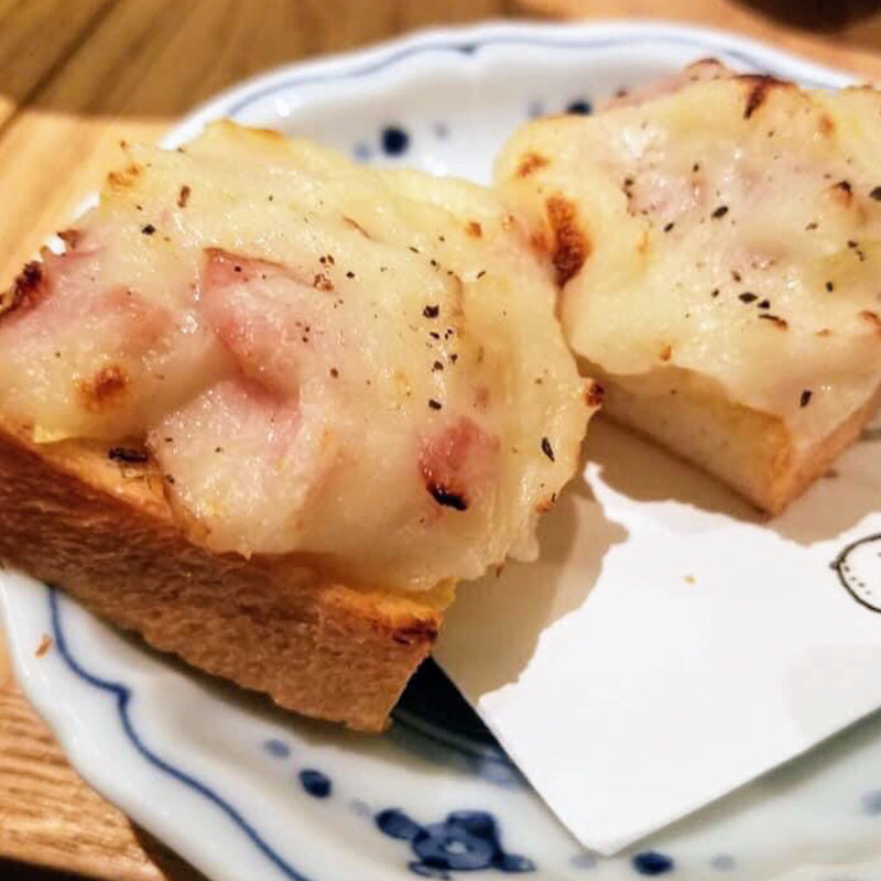 からし香る自家製食パン(春よ来い)のポテサラトースト(酒 秀治郎)