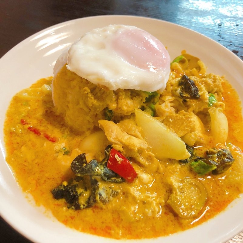 鶏のカレー炒め（目玉焼きトッピング）(ソンクラン)