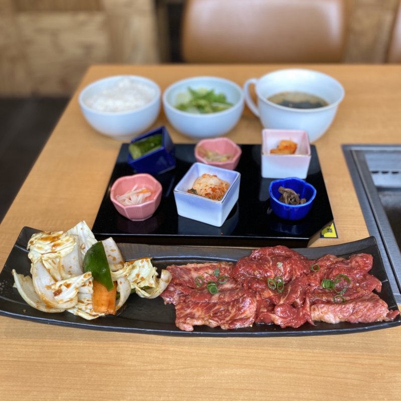 KAWACHIDON BEEF LUNCH(上カルビ、かいのみ焼き、上はらみ、焼き野菜盛り)、前菜盛り合わせ、サラダ、ご飯、スープ(かわちどん 清水店)