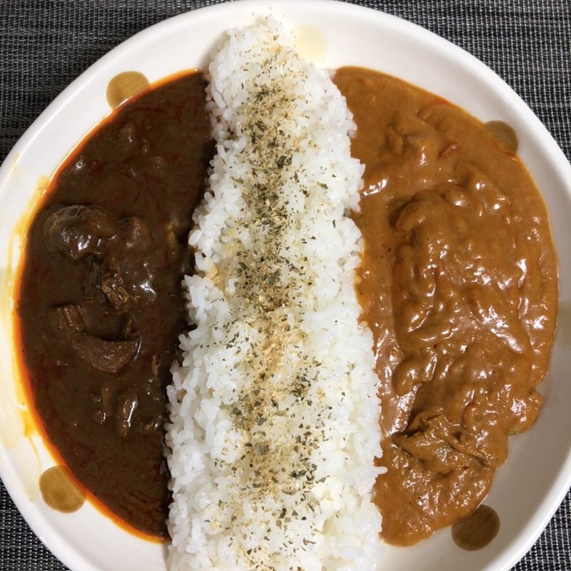 缶詰カレーのあいがけ(いなばさんの黒カレーとチキンカレー)(すえ☆pi亭)