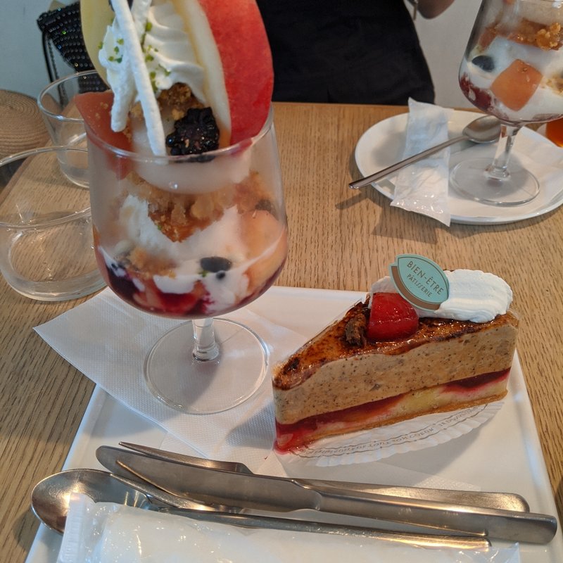 白桃とミントのパフェ(パティスリー ビヤンネートル｜BIEN-ETRE PATISSERIE)