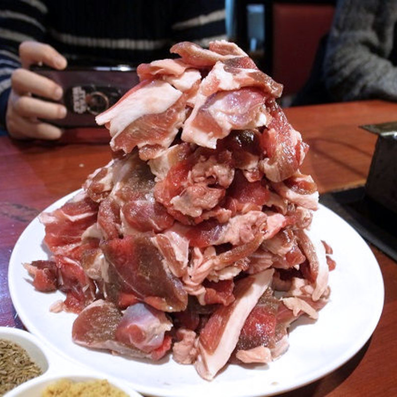 羊の足の丸焼き（烤羊腿） 前腿(小城)