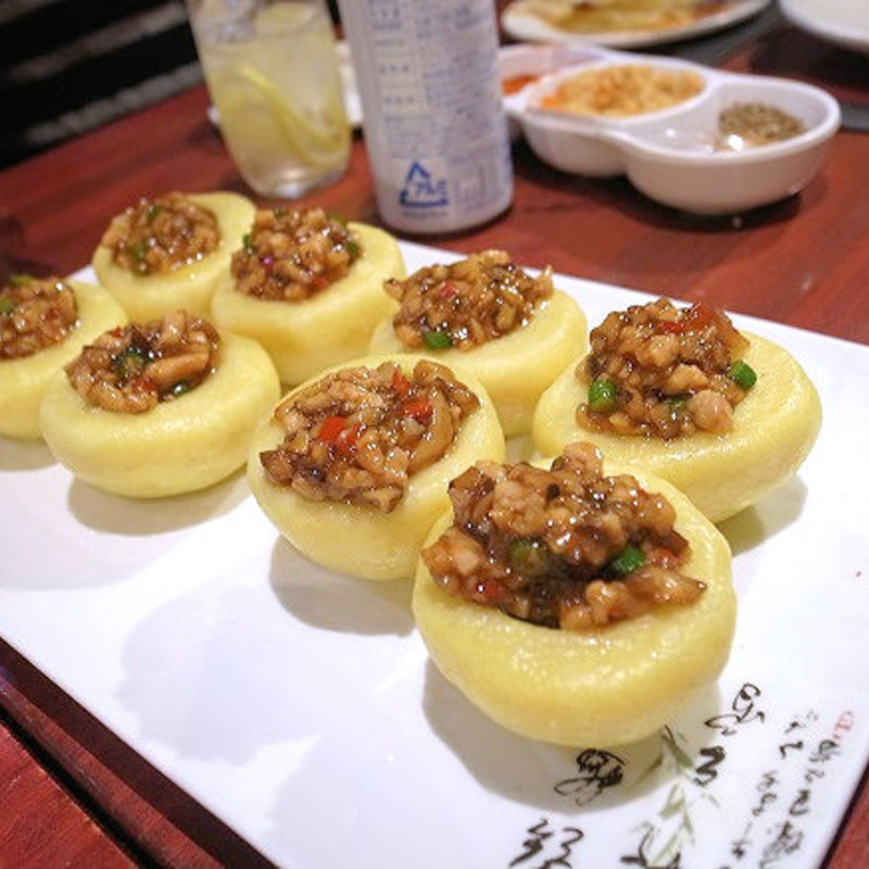 ともろこし生地に総菜炒め物が包む（东粮包）(小城)