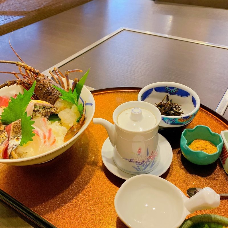 伊勢海老地魚海鮮丼(伊勢海老　海鮮蒸し料理　華月 （カゲツ）)