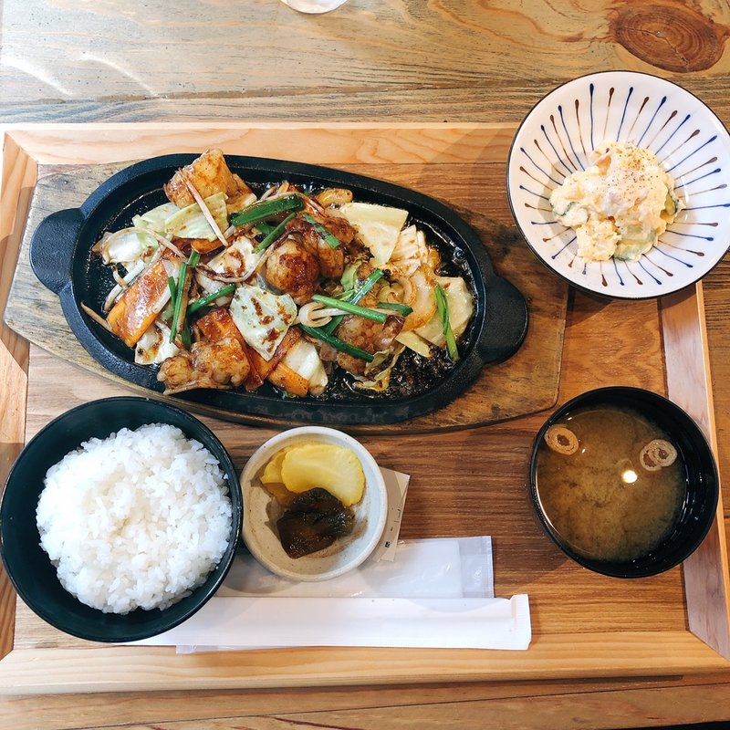 ジュージュー鉄板ホルモン焼き定食(農家ごはん つかだ食堂 )